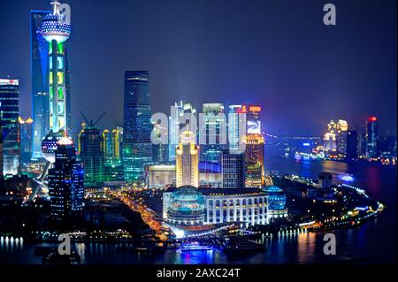 Vue inhabituelle quartier financier de Shanghai la nuit, pris avec un objectif spécial, seule la partie centrale est en cours de mise au point. Banque D'Images