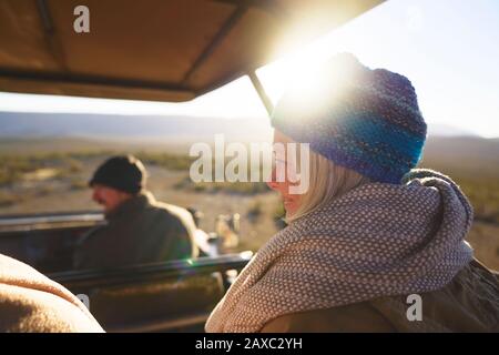 Heureuse femme senior à cheval dans un safari ensoleillé tout-terrain Banque D'Images