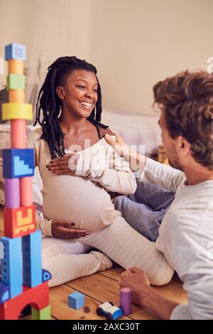 Heureux couple enceinte parler Banque D'Images