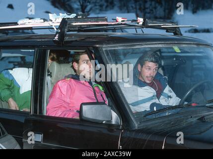 Prince Andrew (à gauche) et Royal protection Officer Brian Ford, Klosters, Suisse Janvier 1990 Banque D'Images