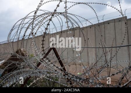 Baqa Al Gharbiya, Israël. 11 février 2020. La barrière de sécurité israélienne est adjacente à Baqa Al Gharbiya, une ville arabe israélienne de 30 000 habitants. Les Arabes israéliens s'opposent au plan de paix « eal of the Century » proposé par Trump pour résoudre le conflit palestinien israélien, qui comprend un éventuel échange de terres et de communautés arabes dans le « Triangle » entre Israël et l'avenir de l'État palestinien. Baqa Al Gharbiya est l'une des communautés mentionnées dans le plan d'administration américain. Crédit: Nir Alon/Alay Live News Banque D'Images