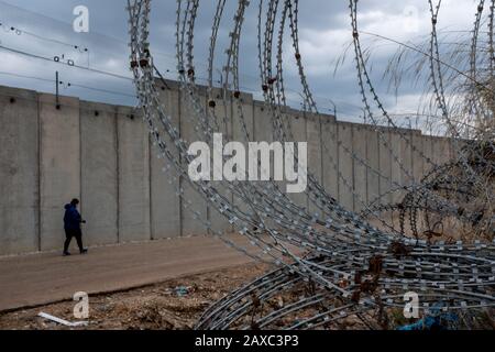 Baqa Al Gharbiya, Israël. 11 février 2020. La barrière de sécurité israélienne est adjacente à Baqa Al Gharbiya, une ville arabe israélienne de 30 000 habitants. Les Arabes israéliens s'opposent au plan de paix « eal of the Century » proposé par Trump pour résoudre le conflit palestinien israélien, qui comprend un éventuel échange de terres et de communautés arabes dans le « Triangle » entre Israël et l'avenir de l'État palestinien. Baqa Al Gharbiya est l'une des communautés mentionnées dans le plan d'administration américain. Crédit: Nir Alon/Alay Live News Banque D'Images