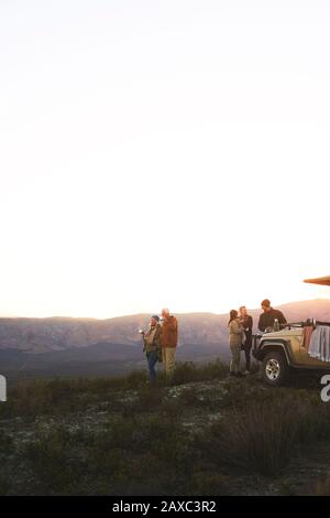 Safari groupe de visite boire du thé sur la colline au lever du soleil Afrique du Sud Banque D'Images