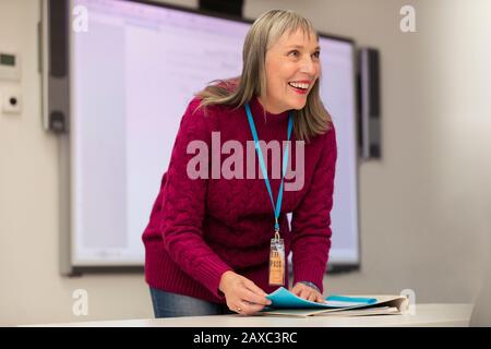 Un instructeur professionnel confiant et heureux se préparant en classe Banque D'Images