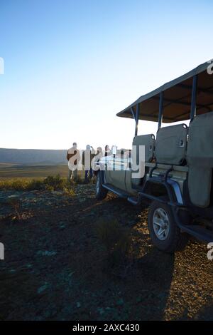 Safari tour groupe et véhicule tout-terrain sur colline Afrique du Sud Banque D'Images