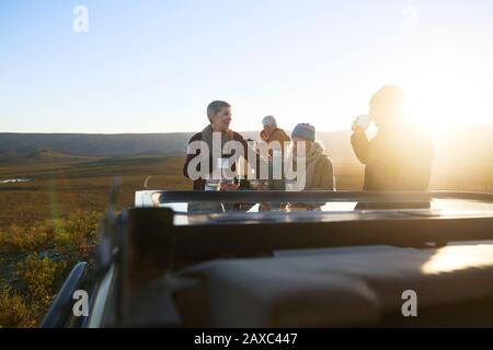 Safari groupe de visite boire du thé au lever du soleil Afrique du Sud Banque D'Images