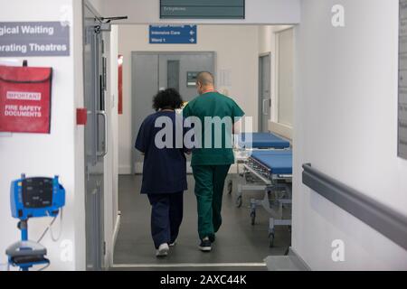 Médecin et chirurgien marchant dans le couloir de l'hôpital Banque D'Images