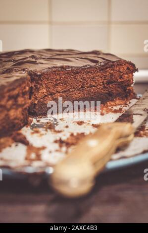 Gros plan d'un gâteau au chocolat en demi-tranches Banque D'Images
