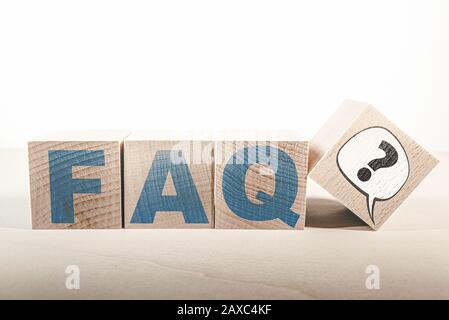 Foire aux questions concept, FAQ et bulle de parole avec point d'interrogation sur les blocs de bois Banque D'Images