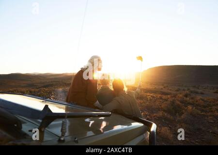 Des femmes d'amis de haut niveau en safari prenant selfie avec bâton de selfie Banque D'Images