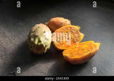 Cactus figues ou cactus de poire (Opuntia) sur une table de cuisine Banque D'Images