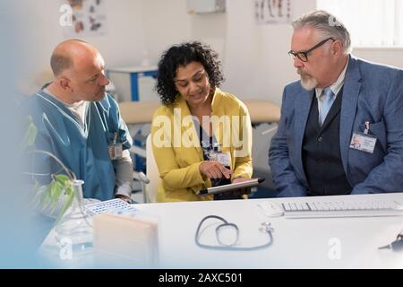Réunion du médecin et des administrateurs dans le bureau des médecins Banque D'Images