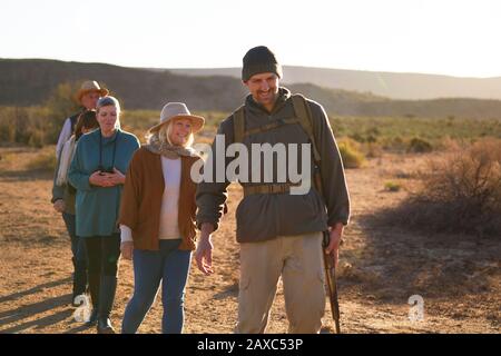 Excursion en safari souriant guide de groupe leader dans une prairie ensoleillée Banque D'Images