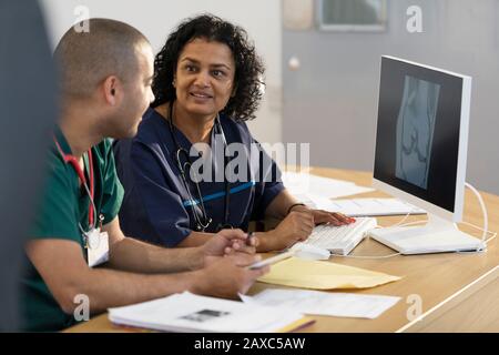 Médecins regardant la radiographie numérique sur ordinateur dans le bureau de médecins Banque D'Images