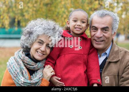 Portrait souriant grands-parents avec petite-fille Banque D'Images