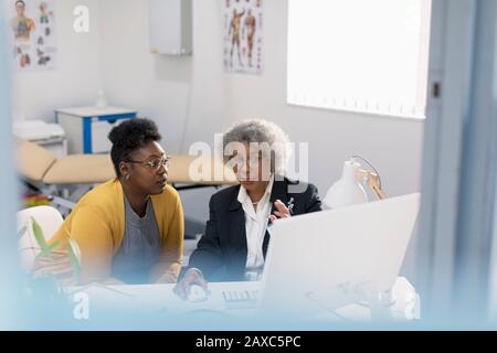 Réunion d'une femme médecin avec un patient dans un bureau de médecins Banque D'Images