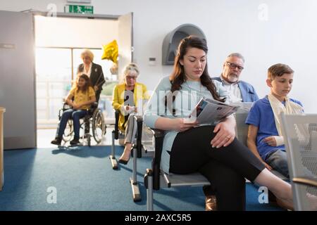 Magazine féminin de lecture des patients, en attente dans le hall de la clinique Banque D'Images