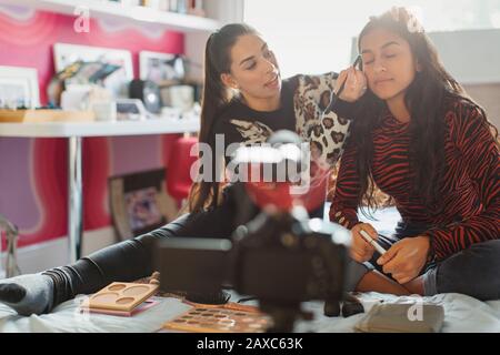 Adolescents filles amis vlogging au sujet de l'application de maquillage dans la chambre Banque D'Images