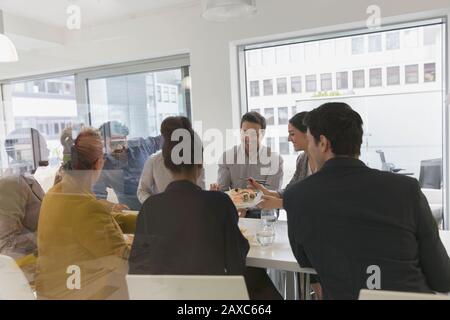 Les personnes en voyage d'affaires mangeant des sushis déjeuner dans la salle de conférence Banque D'Images