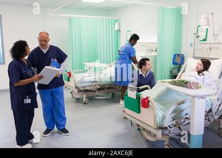Médecins, infirmières et patients dans le service hospitalier Banque D'Images