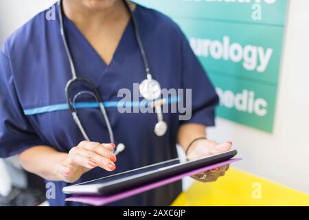 Doctor using digital tablet in hospital Banque D'Images