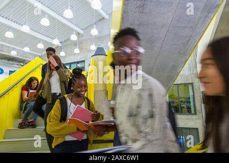 Les étudiants juniors penchant dans les escaliers Banque D'Images