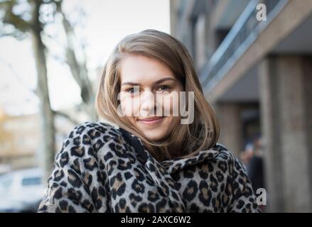 Portrait une jeune femme confiante dans un manteau à imprimé léopard Banque D'Images