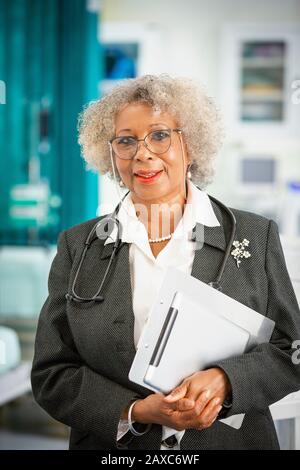 Portrait confiante médecin de sexe féminin à faire des rondes à l'hôpital Banque D'Images