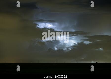 Image nocturne dramatique d'un nuage de tempête de cumulonimbus illuminé par la foudre Banque D'Images