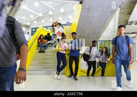 Les étudiants juniors penchant sur les escaliers Banque D'Images