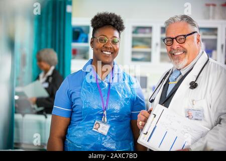 Portrait confiante médecin et infirmière à l'hôpital Banque D'Images