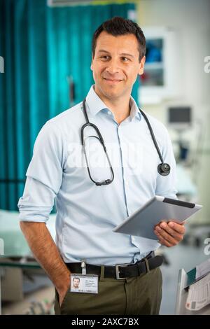 Portrait professionnel de l'homme en utilisant une tablette numérique à l'hôpital Banque D'Images