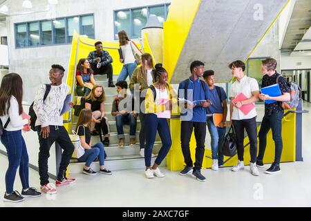 Les étudiants juniors penchant dans les escaliers Banque D'Images