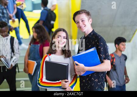 Portrait confiant étudiants juniors Banque D'Images