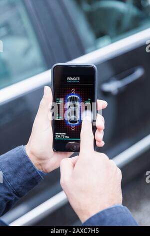 Point de vue personnel, l'homme définit l'alarme de voiture à partir d'un smartphone Banque D'Images