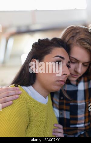 Jeune femme consolant ami pleurant Banque D'Images