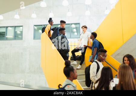 Les étudiants juniors penchant sur les escaliers Banque D'Images