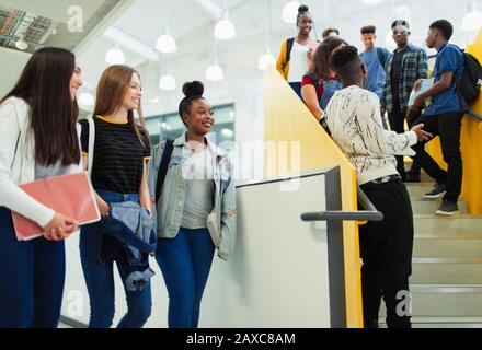 Les étudiants juniors penchant sur les escaliers Banque D'Images