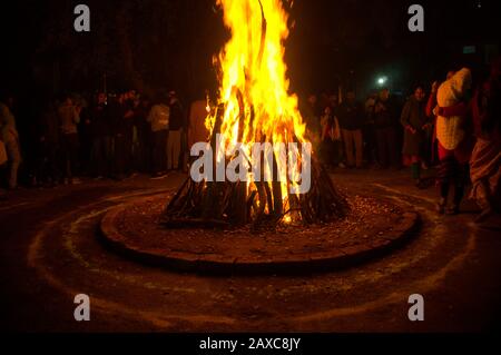 Gurgaon, Inde, vers 2020 - Photo d'un gigantesque feu de joie allumé pour l'heureuse fête de lohri ou Holi ou Holika Dahan. Le feu est entouré de Banque D'Images