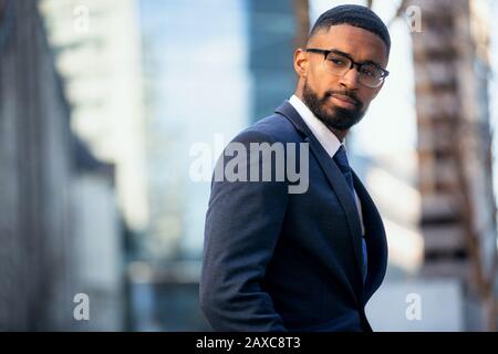 Gros plan portrait du professionnel des affaires afro-américain, lunettes modernes élégantes, intelligentes et réussies Banque D'Images