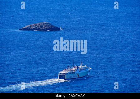 Vue aérienne du bateau de ferry de Proteus depuis Anes sur la route de l'île de Skopelos, Sporades, Grèce Banque D'Images