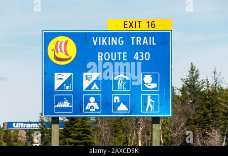 Panneau de signalisation pour Rote 430, The Viking Trail, à Corner Brook (Terre-Neuve). Avec des icônes pour diverses attractions touristiques. Banque D'Images