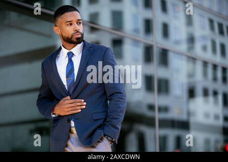 Élégant homme d'affaires africain moderne, modèle commercial posant dans un costume tendance, beau cadre Banque D'Images