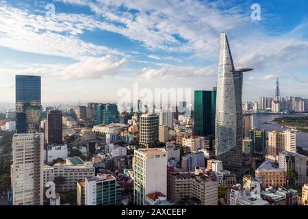 Vue aérienne sur le paysage urbain de Ho Chi Minh City aka Saigon, Vietnam. Banque D'Images