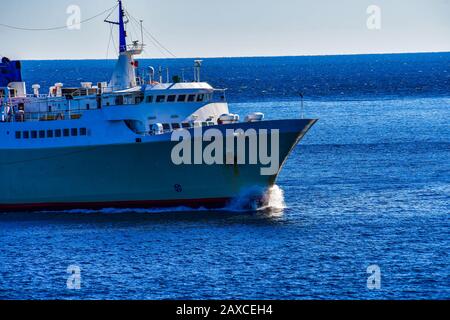 Vue aérienne du bateau de ferry de Proteus depuis Anes sur la route de l'île de Skopelos, Sporades, Grèce Banque D'Images