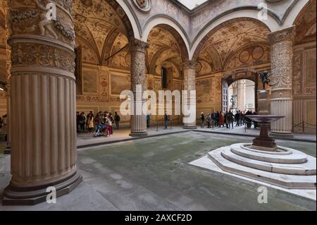 Florence, Italie - 2020, 2 février: La première cour du Palazzo Vecchio a été conçue en 1453 par Michelozzo. Banque D'Images