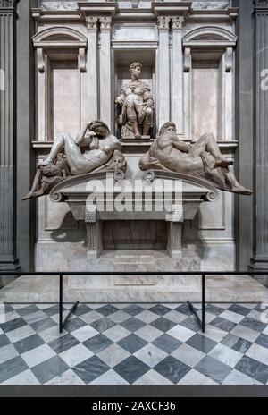 Florence, Italie - 2020, 2 février: Tombe de Giuliano de' Medici, à la Chapelle Médicis, avec une figure allégorique de nuit et de jour posée sur le sarcophage. Banque D'Images