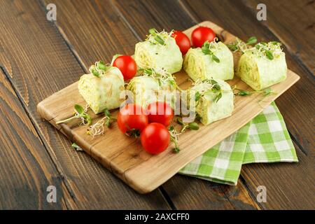 Petits pains savoureux avec pain pita, fromage et micro-verts et sauce. Le concept de la nourriture, de la restauration, du banquet. Banque D'Images