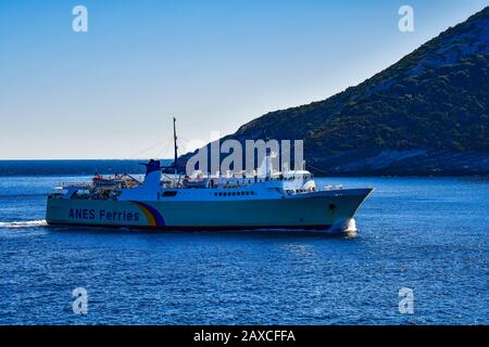 Vue aérienne du bateau de ferry de Proteus depuis Anes sur la route de l'île de Skopelos, Sporades, Grèce Banque D'Images