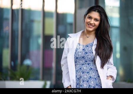 Médecin desi indien, jeune médecin clinique féminin, dentiste ou praticien Banque D'Images